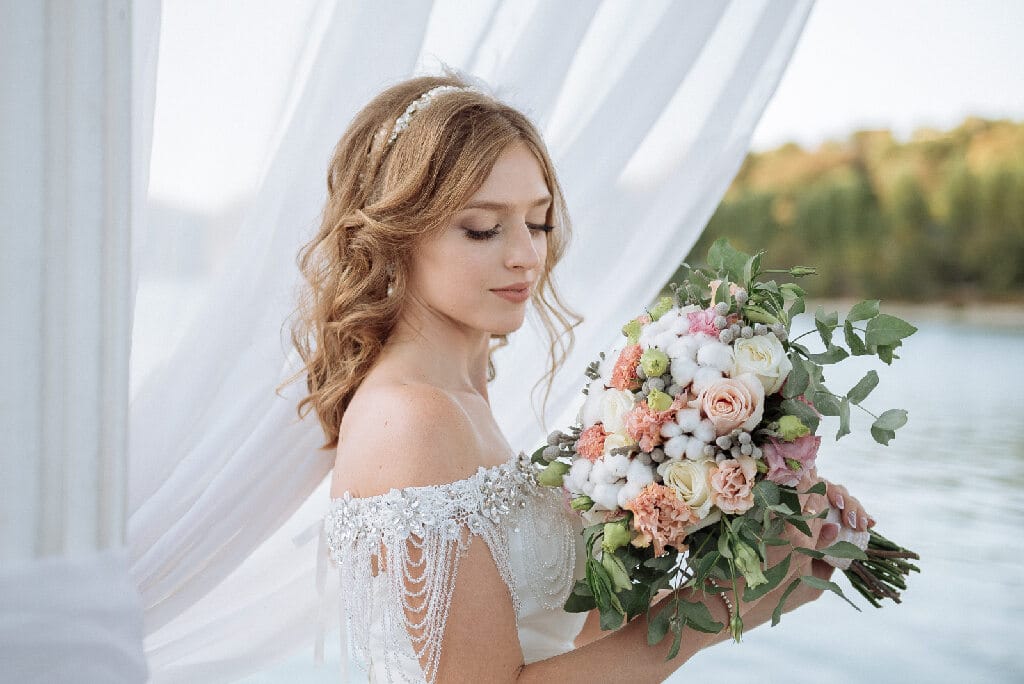 Beautiful,Bride,With,Wedding,Flowers,Bouquet,,Attractive,Woman,In,Wedding